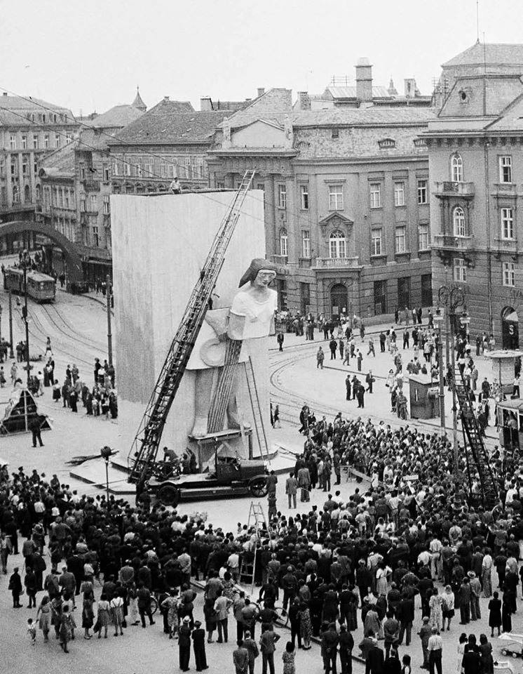 Trg Republike (današnji Trg bana Jelačića) 1946. godine (dekoracija za I. kongres AFŽ-a)